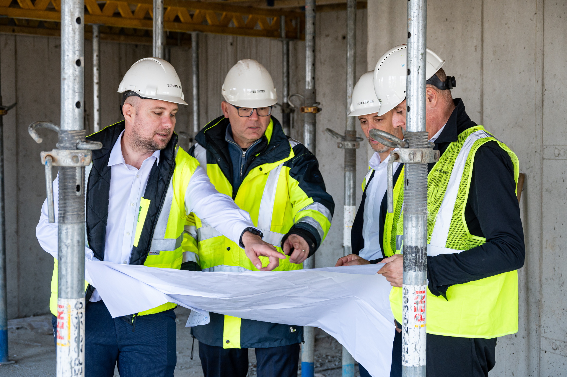 Construction Management — tým nad výkresy